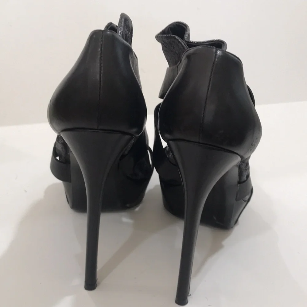 Vera Wang lavender platform Beuti leather black strap size 8.5 M